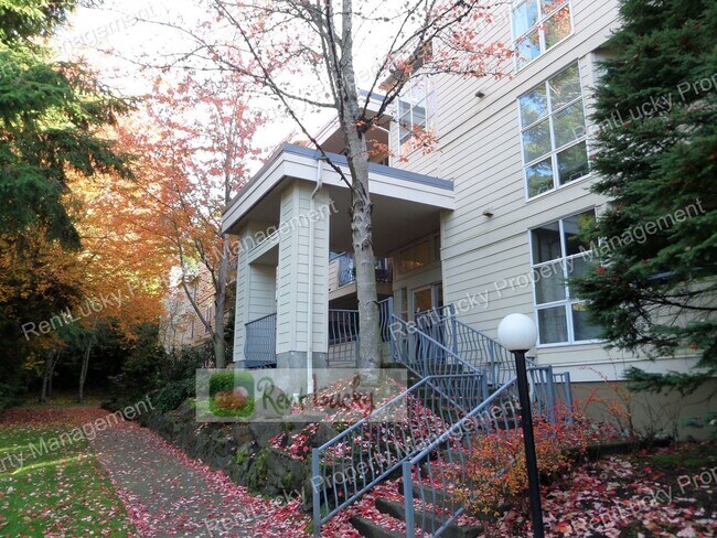 Building Photo - Gorgeous 2 Bedroom Condo with Secured Parking in Unbeatable Bellevue Location!!