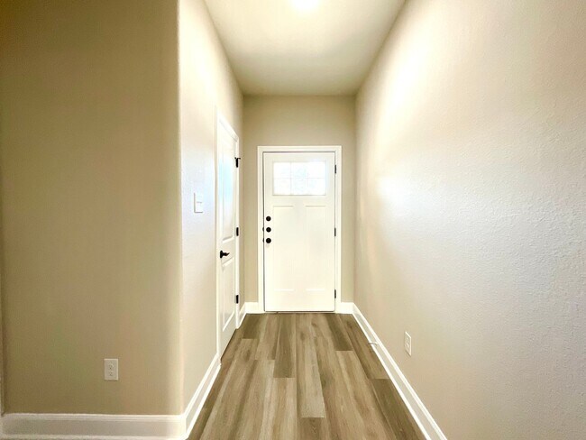 Foto del edificio - **APPLICATION RECEIVED** Three Bedroom Townhome in Prime Location! Close to New IKEA, I-35, Forum...