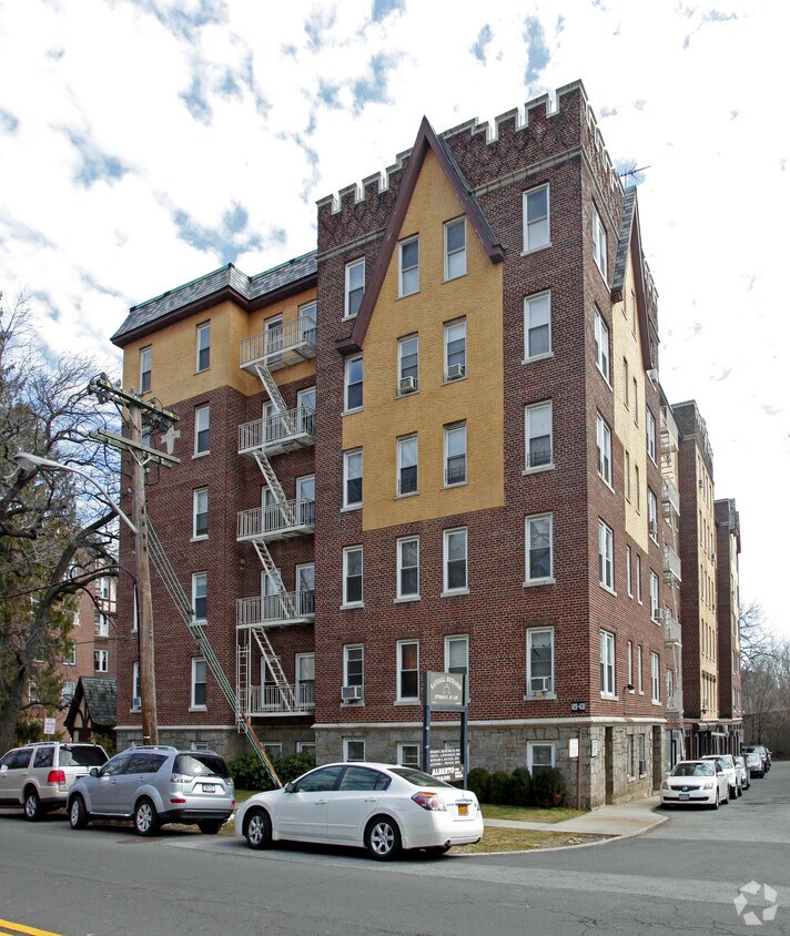 Oxford Gardens Apartments in Bronxville, NY