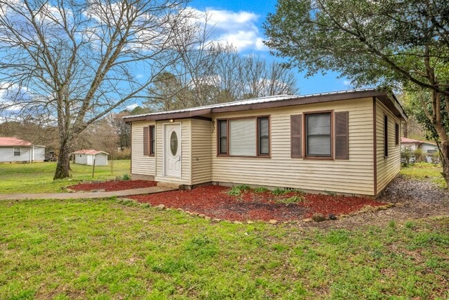 Building Photo - Love Where You Live — Updated 3BR Home in ...
