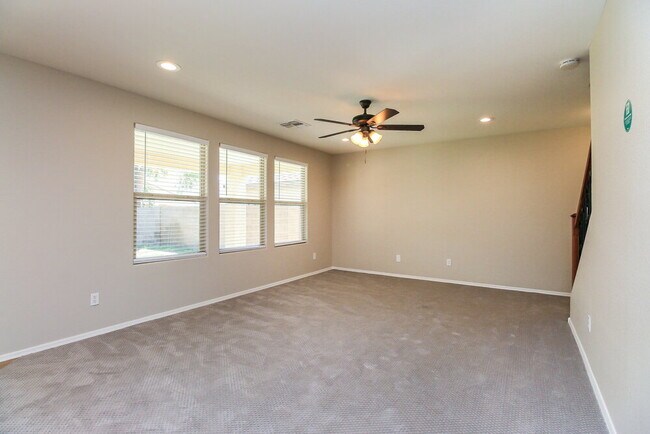 Building Photo - 1003 E Daniella Dr