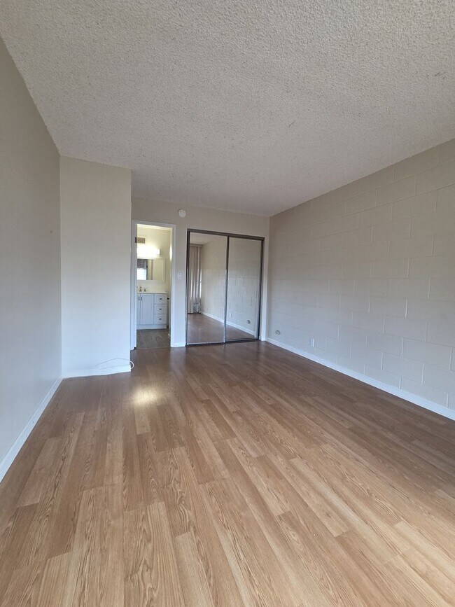 Foto del edificio - Immaculate 1 bedroom w/ Assigned Parking Stall in Town!