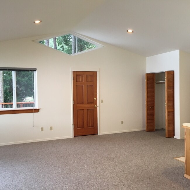 Building Photo - Medium-Low Bank Waterfront Home On Acreage