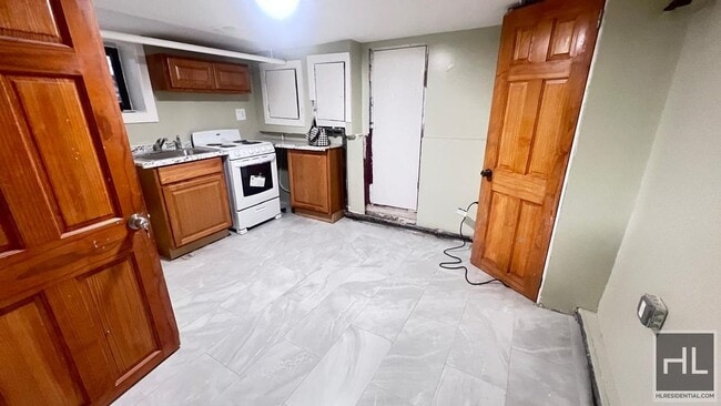Building Photo - FRESHLY RENOVATED  2 BEDROOMS SEMI- BASEME...