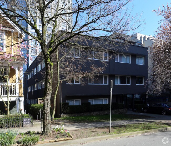 Photo du bâtiment - 1057 Barclay St