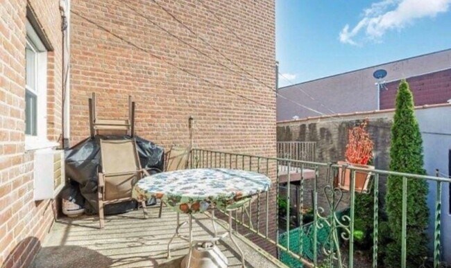 Foto del edificio - 69-7 66th Rd