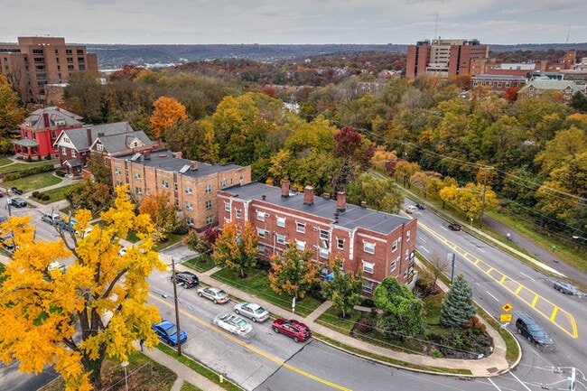 Prime Riddle Road Location | 1BR Near UC, DAA - Prime Riddle Road Location | 1BR Near UC, DAA Apartments