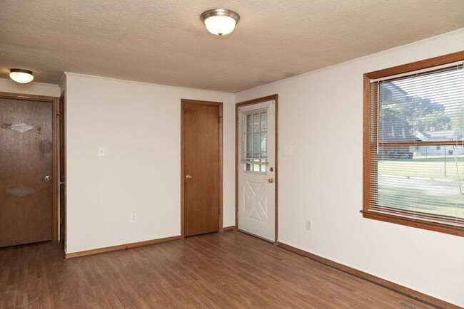 Building Photo - Handsome duplex in Graham, NC