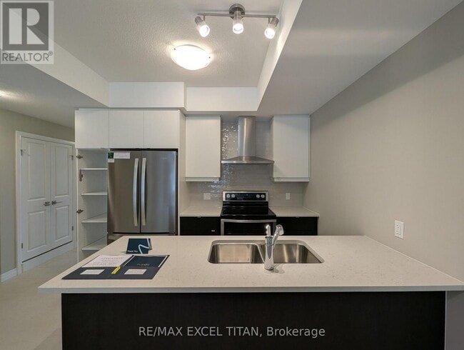 Building Photo - 74 THATCHER Dr