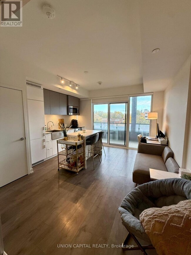 Building Photo - 270 Dufferin St