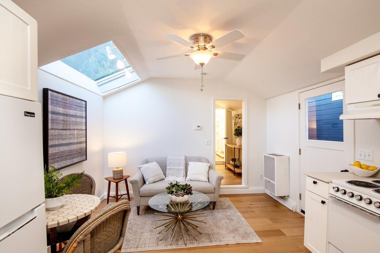 Resplandeciente sala de estar - 2151 Oakley Ave