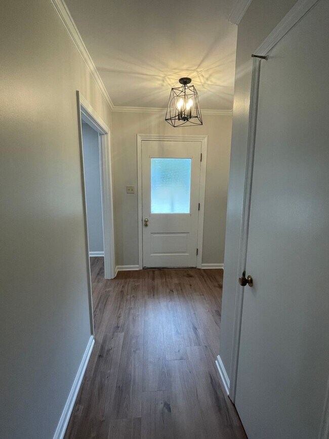 Building Photo - 3BD/2BA Home Located in Colonial Acres