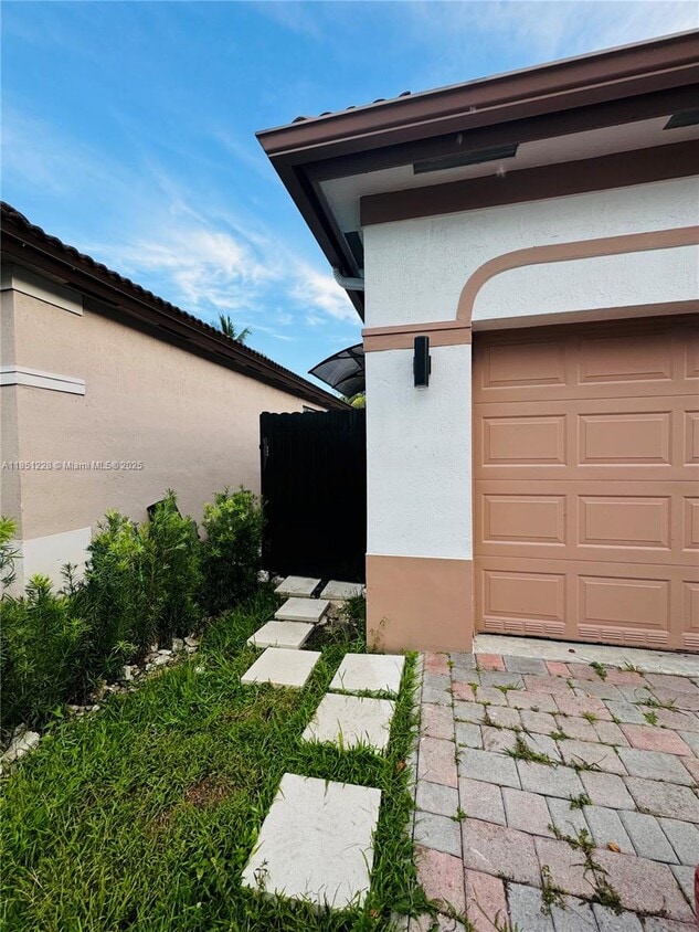 Building Photo - 14790 SW 35th Ln