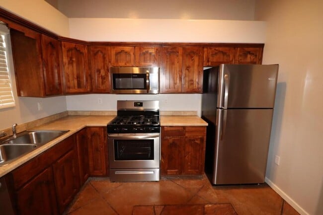 Building Photo - 1060 E Silver Lake Rd Unit 1