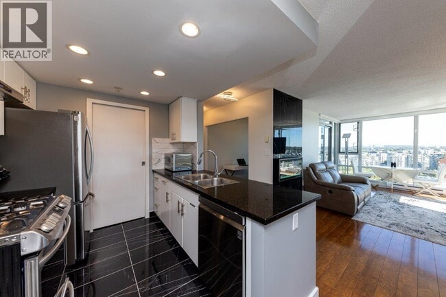 Building Photo - 1033 Marinaside Crescent