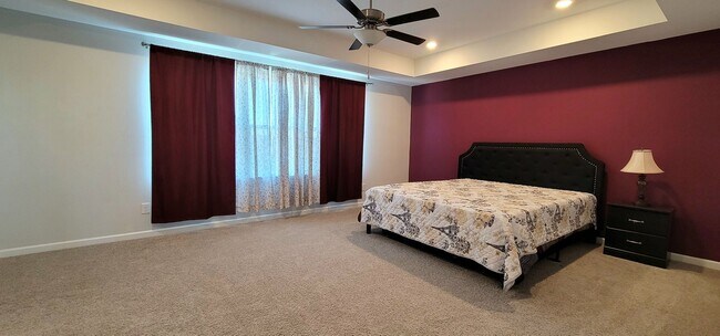 Building Photo - Spacious 3 bedroom in desirable neighborhood