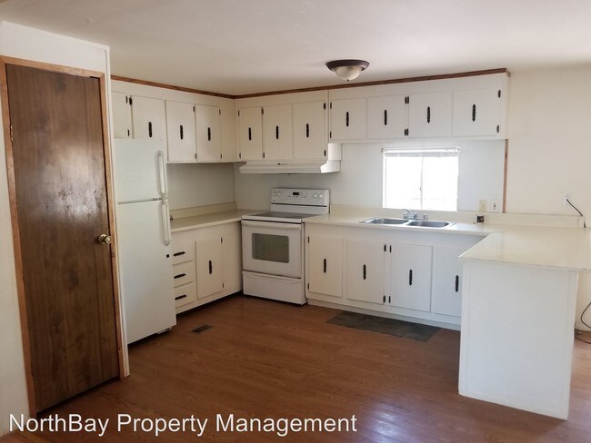 Building Photo - 3340 Lakeview Dr