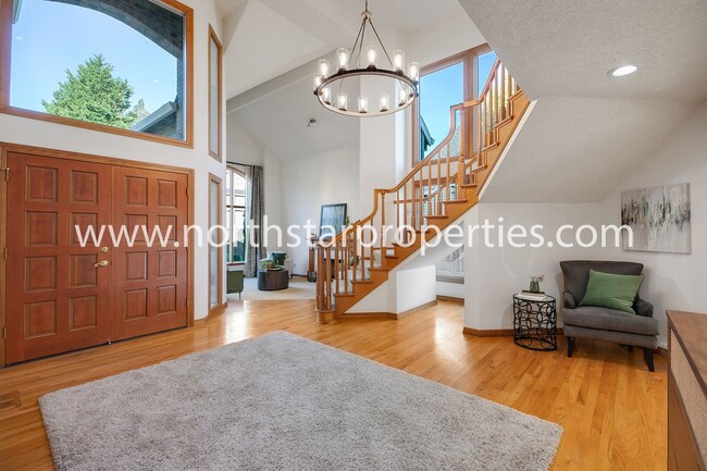 Building Photo - Spacious Lake Oswego Traditional