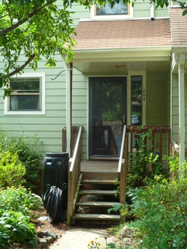 Foto del edificio - Lovely, updated 2br in Weatherhill. Great location & Carrboro charm!