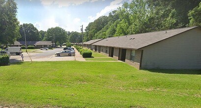 Building Photo - 100 Northwood Dr