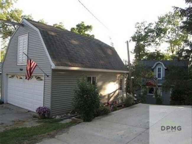 Foto del edificio - 9310 Oakdale Dr