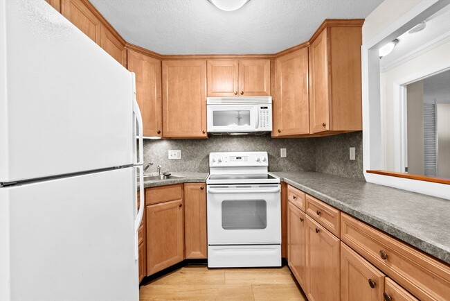 Building Photo - 79 Fountain Ln