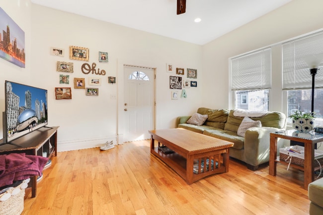 Building Photo - 1148 W Belmont Ave