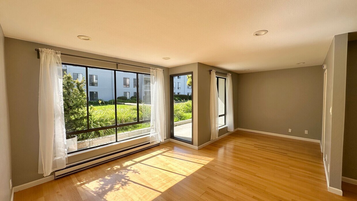 Foto principal - Walk to the Water from your Patio in this ...