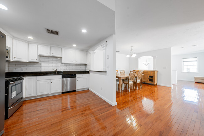 Building Photo - 422 Rembrandt Way