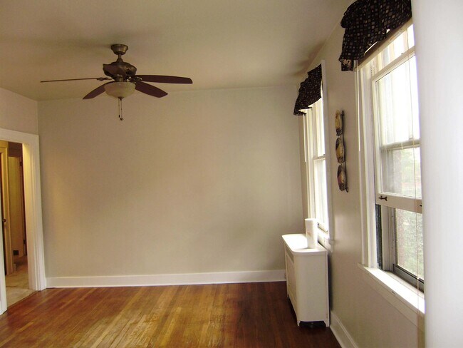 Photo - 5621 Woodmont St Apartment