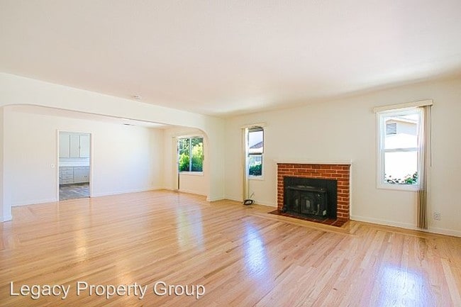 Building Photo - 2 br, 1.5 bath House - 528 Anza Street
