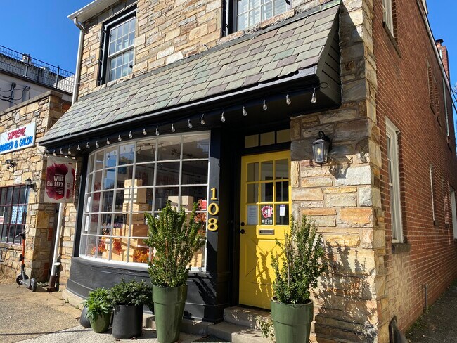 Above Wine Store - 108 N Patrick St Apartment