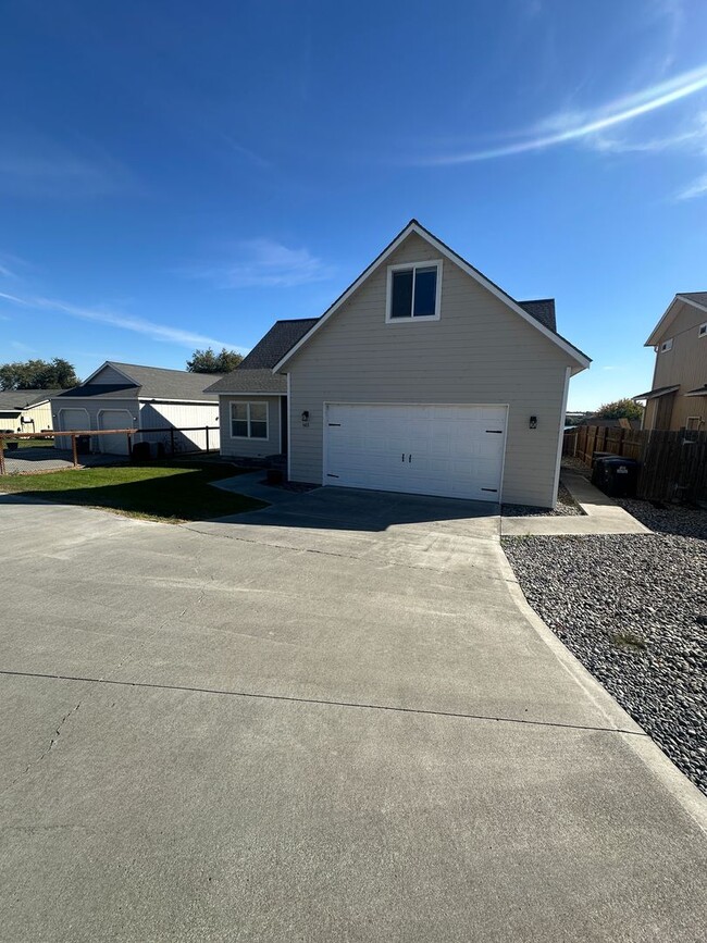 Building Photo - 901 W Windrose Dr