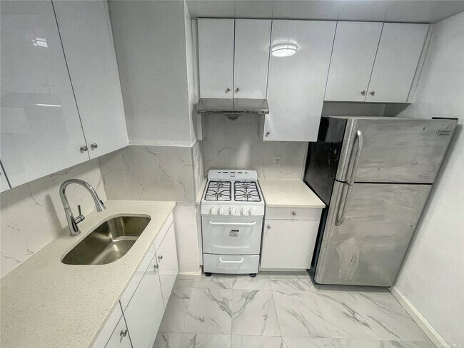 Foto del edificio - 66-10 Thornton Pl