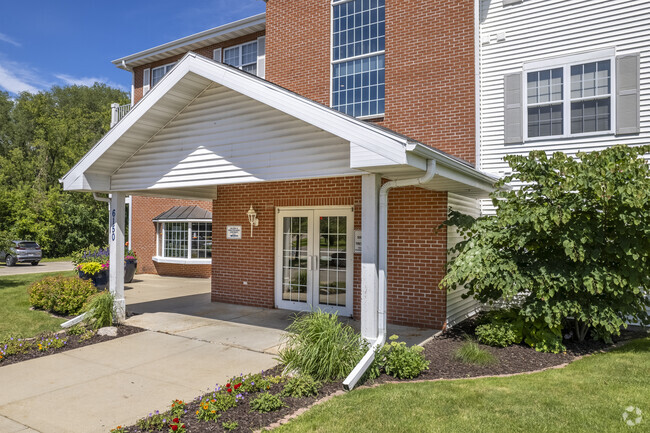 6150 Leasing Office Entrance - Middleton Shores Apartments