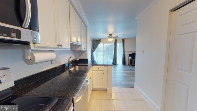 Building Photo - 7594 Lakeside Village Dr