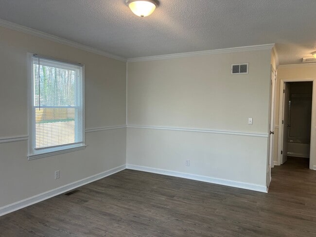 Building Photo - 3 Bedroom close to Uptown