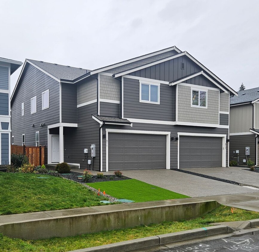 Foto principal - Brand New 4-Bedroom Duplex for Rent in Lacey!