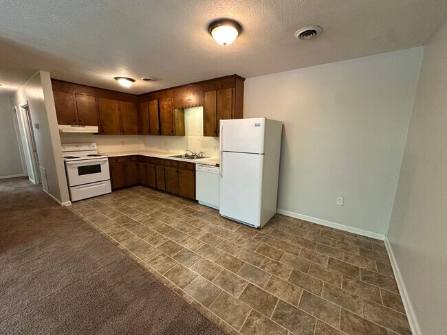 Building Photo - Beautiful and spacious 2 bed, 1 bath apart...