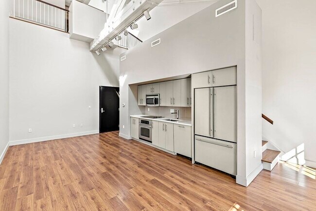 Building Photo - 38 3rd Ave