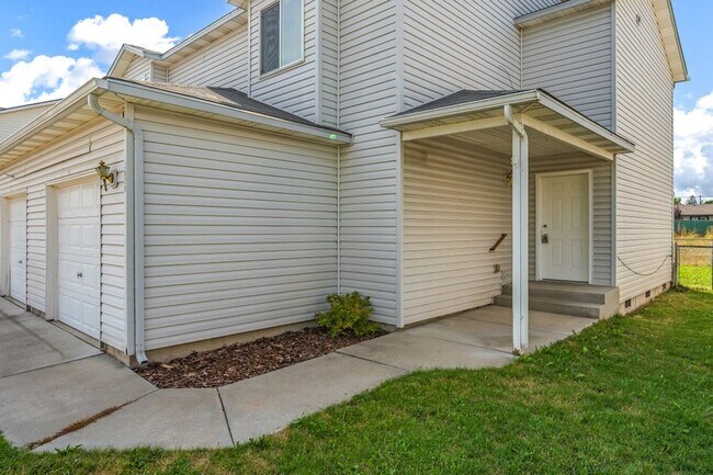 Building Photo - 3 bed 2 bath duplex with sprinkler system