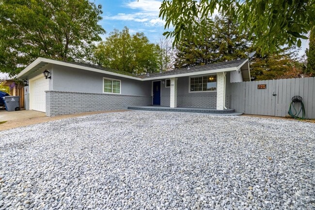 Building Photo - 333 Adobe Dr