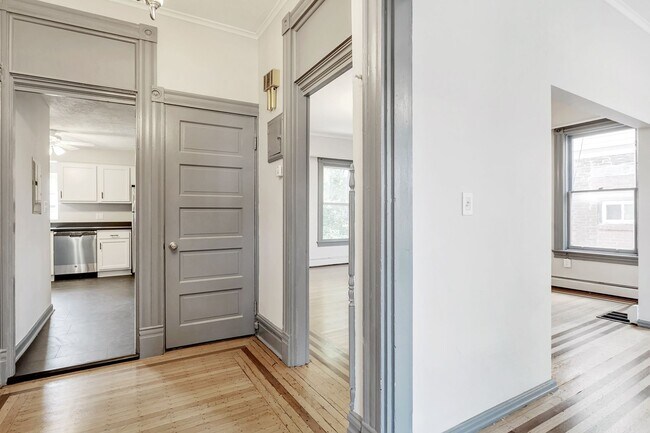 Foto del edificio - Extremely Spacious 5 Bed, 2 Bath Apartment in Highland Park! Available Immediately