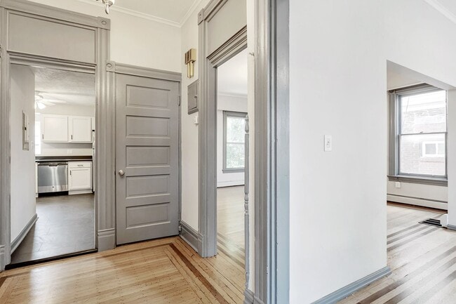 Foto del edificio - Renovated 5 Bedroom 2.5 Bathroom Apartment...