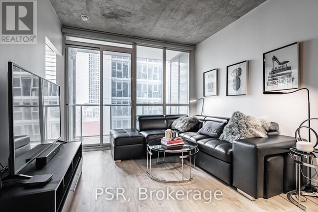 Photo du bâtiment - 88 Blue Jays Way