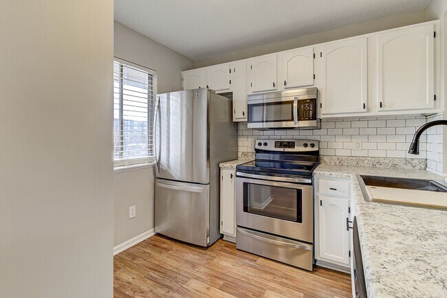 Building Photo - Charming Condo For Rent in Park Place!