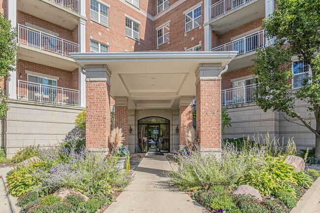 Building Photo - 153 Pointe Dr