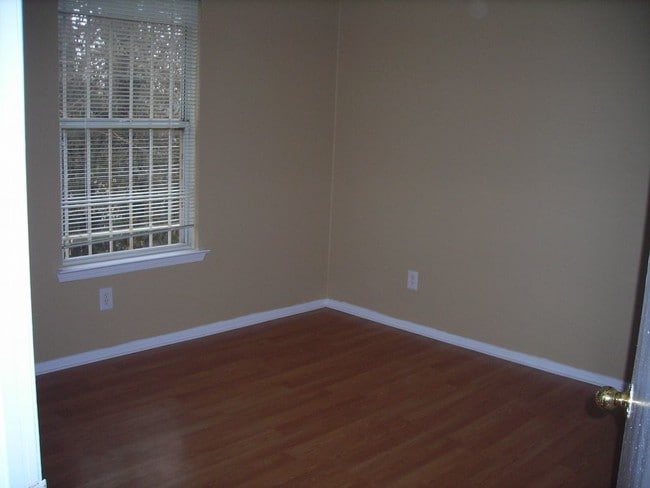 Building Photo - 401 Surrey Rd