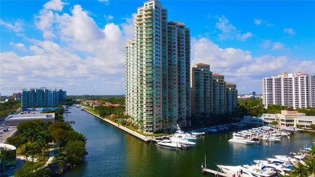 Foto del edificio - 3330 NE 190th St