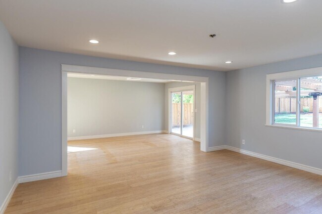 Building Photo - 4019 Woodford Dr
